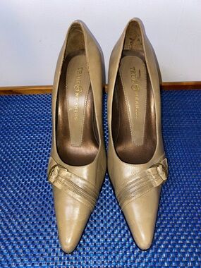 Vintage True Meaning heels, tan with buck detail, leather preowned sz. 9